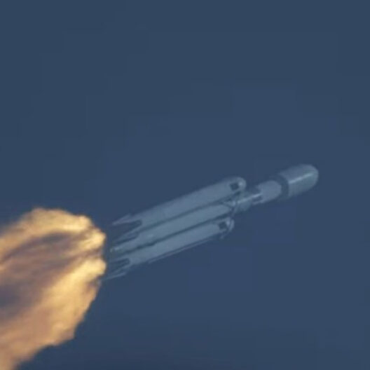 SpaceX запустила сверхтяжелую ракету Falcon Heavy — впервые за три года